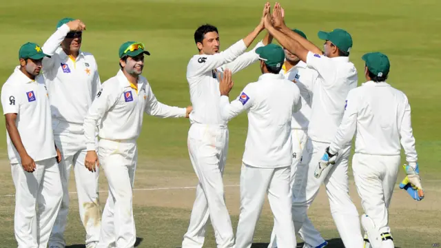 جنید خان نے دوسری اننگ میں تین کھلاڑیوں کو آؤٹ کیا ہے۔ 