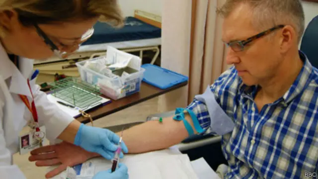 بی بی سی کے پیٹر باؤس کے خون کے نمونے لیے جا رہے ہیں