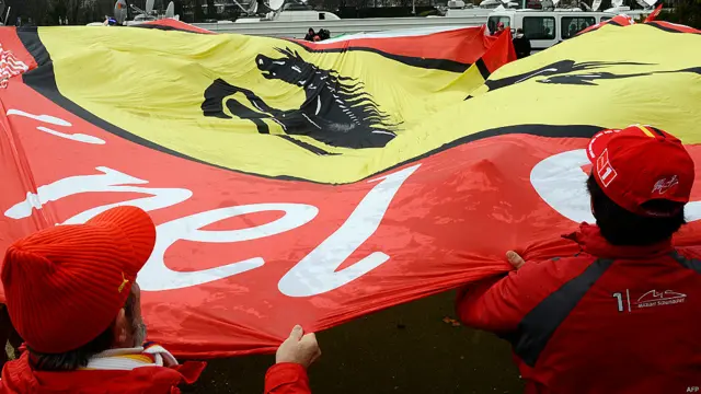 Seguidores de Schumacher con una bandera de Ferrari