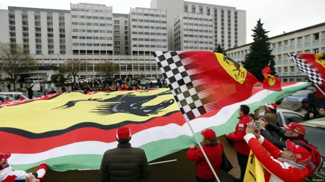 Seguidores de Schumacher con una bandera de Ferrari