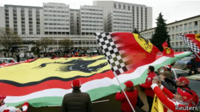 احتفل جمهور شوماخر بعيد ميلاده 45 أمام المستشفى حيث يرقد