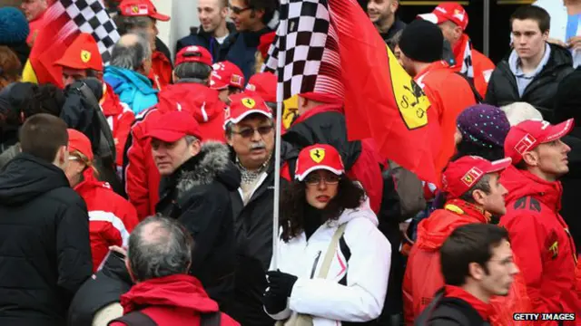 Penggemarnya mendatangi halaman rumah sakit di mana Schumacher dirawat.