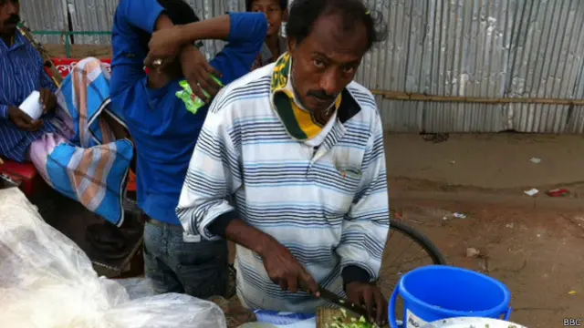 बांग्लादेश की राजधानी ढाका में झालमुड़ी विक्रेता रहमान