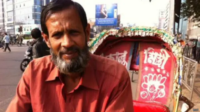 बांग्लादेश की राजधानी ढाका में एक रिक्शाचालक सिराज