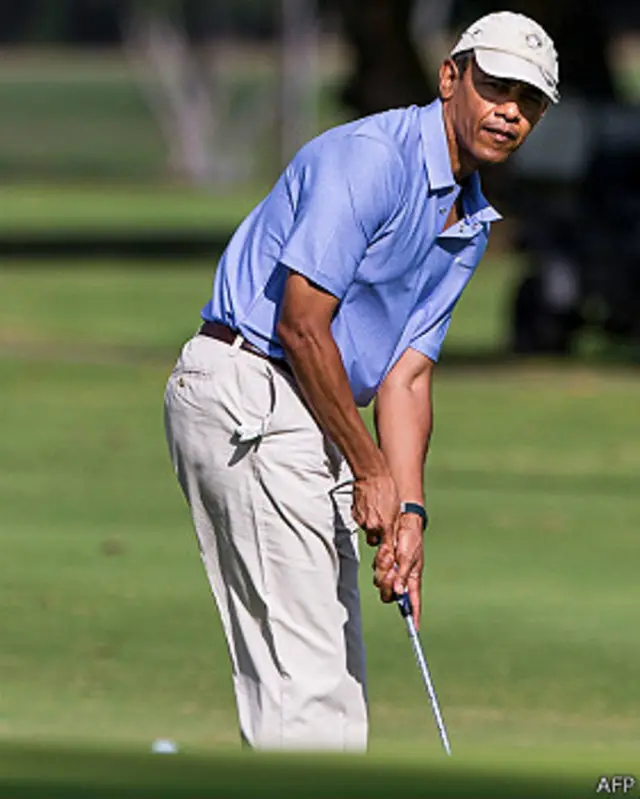 Obama jugando golf en Hawaii