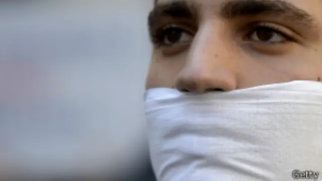 الظروف السياسية في البلدان العربية تقسم الآراء بشأن تقييد حرية التعبير من عدمه