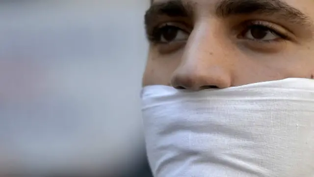 فراد اعم از دین‌باور، بی‌دین یا ضد دین به یک اندازه از آزادی برخوردارند و می توانند نظر خود را نسبت به ادیان و مذاهب یا وقایع تاریخی و شخصیت های مذهبی مطرح کنند و یا آنها را به طور کلی نفی کنند و مثلا سراپا جهل و خرافات بدانند.