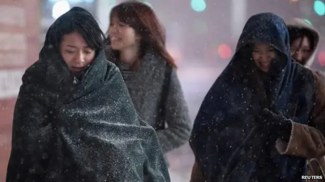 نیو یارک میں انتظامیہ نے برف ہٹانے والے ٹرک سڑکوں پر لائے ہیں