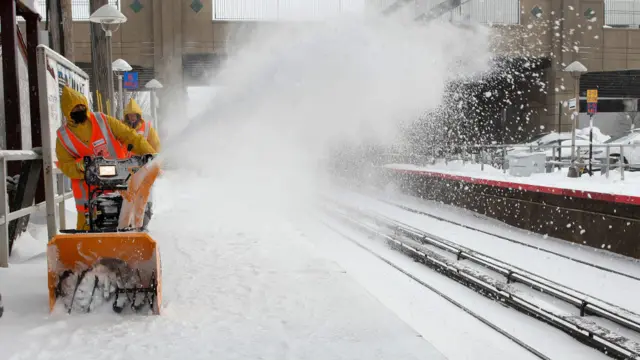 لانگ آئی لینڈ کے علاقے میں حکام ریل کی پٹڑی اور ریلوے سٹیشن سے برف ہٹا رہے ہیں