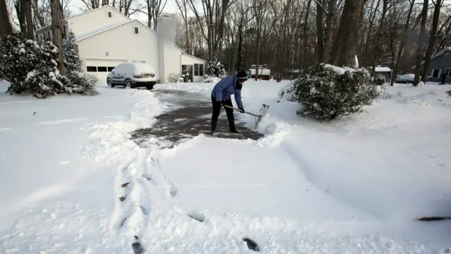 برف کے نتیجے میں شدید سرد ہوائیں چل رہیں اور ٹورانٹو شہر میں درجہ حرارت منفی 28 سینٹی گریڈ ہے