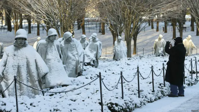 کوریائی جنگ کی یادگار کے مجسمے بھی برف میں ڈھک چکے ہیں 