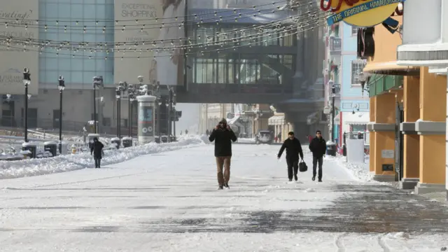 کینیڈا اور امریکہ کی مشرقی ریاستوں میں آنے والے برفانی طوفان کی وجہ سے زندگی کا نظام شدید متاثر ہوا ہے جیسا کہ اٹلانٹا شہر کی یہ سڑک جس پر بہت کم لوگ نظر آ رہے ہیں