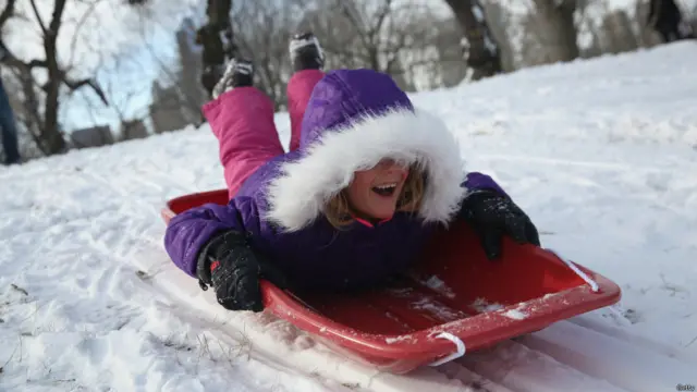 برفانی طوفان میں چند لمحوں کے توقف میں نیویارک میں لوگ برف باری سے محظوظ ہو رہے ہیں لیکن حکام نے لوگوں کو گھروں میں رہنے کی ہدایت کی ہے اور کہا ہے کہ موسم مزید خراب ہو سکتا ہے