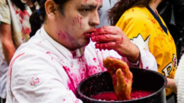 Peserta pawai ala Zombie berusaha agar tampil menakutkan.