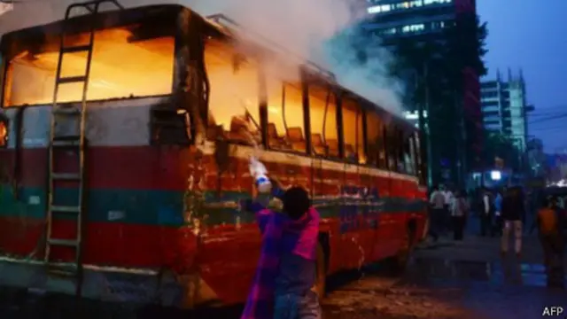 Aksi pembakaran TPS diawali aksi perlawanan dari kelompok oposisi. 