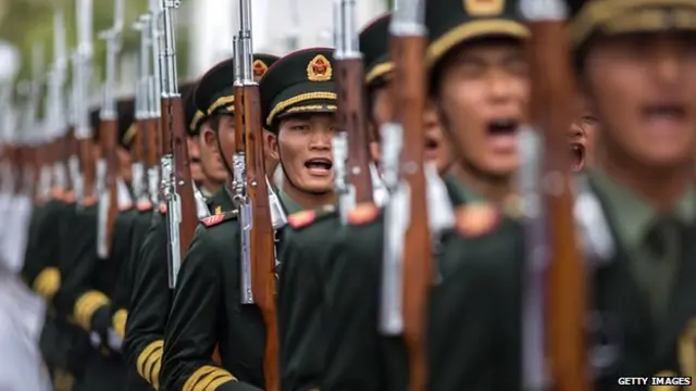 习近平在讲话中使用了“革命军人”这个词，他说强军目标是这一代革命军人的历史责任。