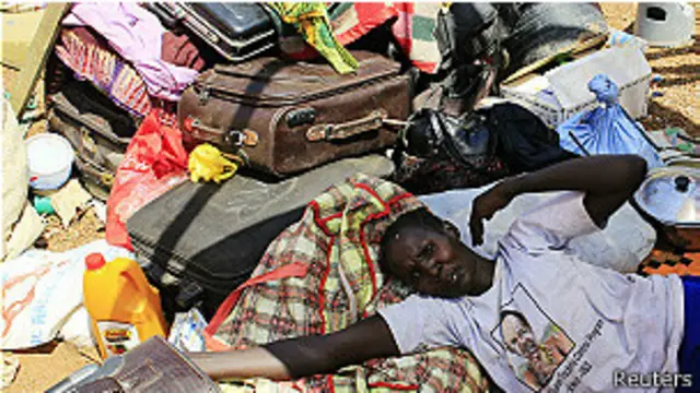 لاجئة ترقد فوق حقائب