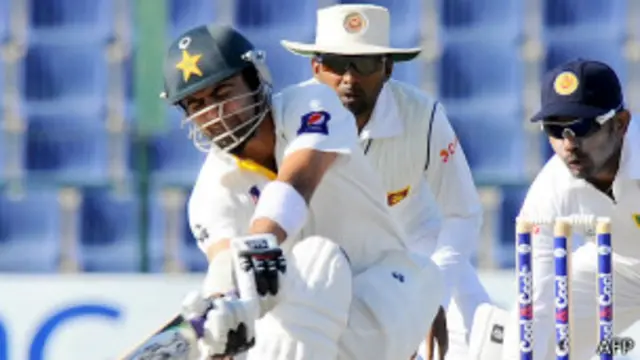 اپنا ٹیسٹ میچ کھیلنے والے بلے باز احمد شہزاد دوسری اننگز میں 55 رنز بنا کر آؤٹ ہوئے