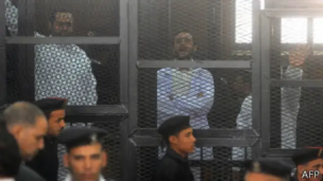 يقبع أحمد ماهر وعدد من رموز ثورة يناير في السجن بتهمة انتهاك قانون التظاهر المثير للجدل 