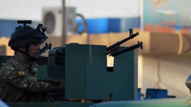 عراق کے صوبہ انبار میں ذرائع نے بی بی سی کو بتایا ہے کہ حکومت کے کنٹرول سے سٹریٹیجک شہر فلوجہ نکل کر القاعدہ سے تعلق رکھنے والے جنگجوؤں کے کنٹرول میں چلا گیا ہے۔