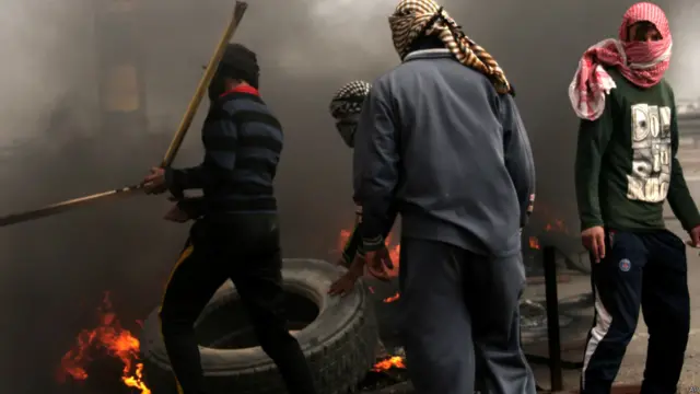 ذرائع کے مطابق شہر کا جنوبی حصہ القاعدہ سے تعلق رکھنے والے جنگجوؤں کے کنٹرول میں ہے جبکہ ایک عراقی صحافی کا کہنا ہے کہ سُنی قبائلی لوگوں کا کنٹرول باقی کے شہر پر ہو گیا ہے۔