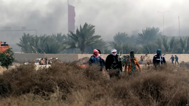 شہر فلوجہ میں تازہ جھڑپیں اس وقت شروع ہوئیں جب پیر کو رمادی میں عراقی فوج نے سُنی عربوں کے ایک مظاہرے کو ختم کرنے کی کوشش کی۔