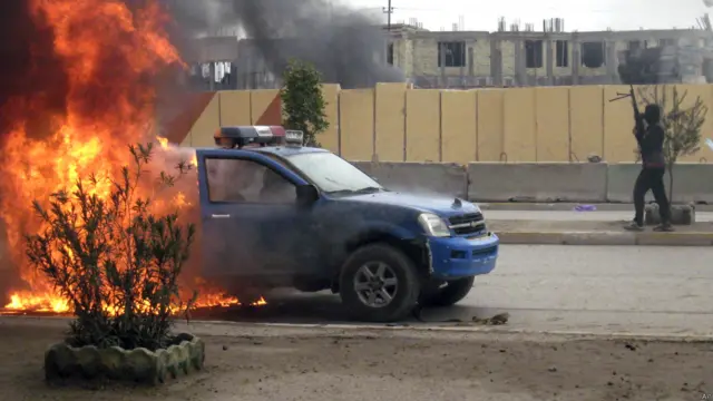 اس واقعے کے بعد ایک طرف تو سکیورٹی فورسز اور القاعدہ سے منسلک عراق اور لیونٹ میں اسلامک امارات (آئی ایس آئی ایس) کے درمیان جھڑپیں ہوئیں اور دوسری جانب سُنی قبائل اور سکیورٹی فورسز کے درمیان جھڑپیں کا آغاز ہو گیا۔ 