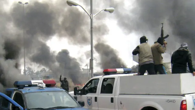 عینی شاہدین نے بی بی سی کو بتایا کہ ہفتے کی شام کو فلوجہ کو سڑکوں پر طیارہ شکن گن نصب پک اپس پر جنگجو کھلے عام پھر رہے تھے۔