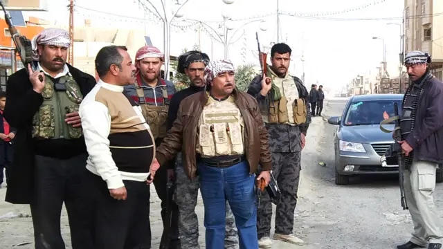 تاہم جیسے ہی فوج کا انخلا ہوا القاعدہ سے منسلک جنگجوؤں نے فلوجہ، رمادی اور طرمیہ میں پولیس سٹیشنوں پر دھاوا بول دیا اور قیدی رہا کروانے کے علاوہ اسلحہ بھی قبضے میں لے لیا۔ 