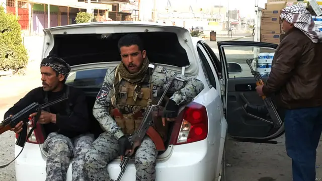 جمعرات کو القاعدہ سے منسلک جنگجوؤں نے انبار میں عمارتوں پر کالے جھنڈے لہرا دیے۔ 