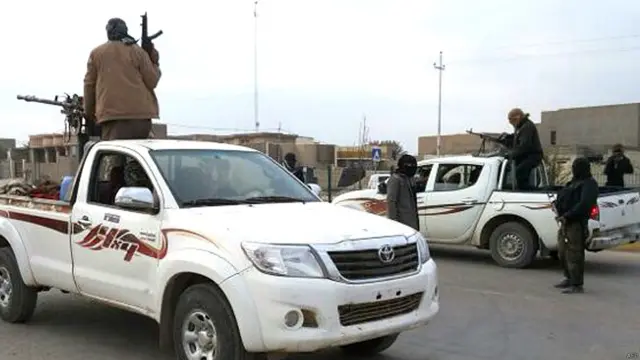 جنگجوؤں نے مسجدوں سے عوام کو ان کی جدوجہد میں شامل ہونے کے اعلان کیے۔