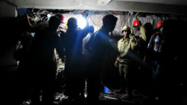 رات دیر رات تک ملبے سے لاشیں نکالنے کا سلسلہ جاری تھا