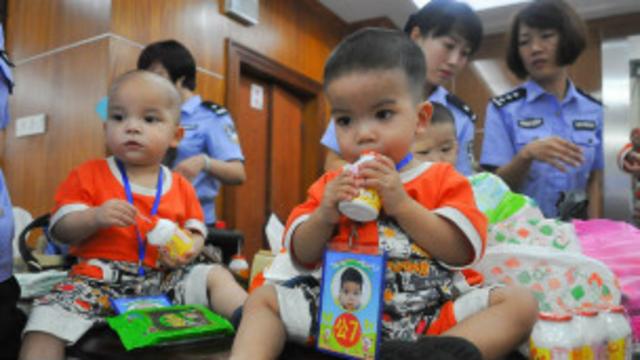 中國公安解救被拐的越南兒童（中新網圖片）