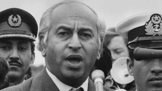 مگر بھٹو صاحب آج بطورِ خاص یوں یاد آئے کہ جب وہ کال کوٹھڑی میں تھے تو انہیں دانتوں کی شدید تکلیف ہوتی رہی۔ تاہم ضیا حکومت نے جیل کے ہسپتال میں ہی ان کا علاج جاری رکھا