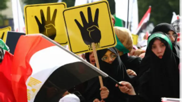 يرفع المتظاهرون شعار رابعة العدوية التي تحظره السلطات في مصر.