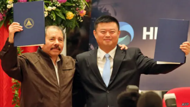 奥尔特加（左）与王靖在马拉瓜签署运河开发框架协议（14/6/2013）