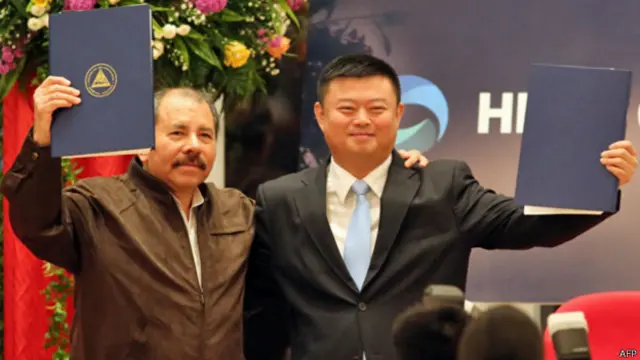 中国富商王靖与尼加拉瓜总统奥尔特加去年在签字仪式上（资料照片，07/07/2013） 