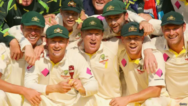 چائے کے وقفے کے بعد انگلینڈ کی باقی سات وکٹیں مجموعی سکور میں صرف 79 رنز کا اضافہ کر سکیں اور اس کی پوری ٹیم دوسری اننگز میں 166 رنز پر ہی ڈھیر ہو گئی۔