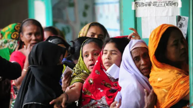 بنگلہ دیش میں سنیچر کو کم از کم 100 پولنگ مراکز کو نذرِ آتش کر دیا گیا تھا جبکہ انتخابات سے قبل چند ہفتوں میں پیش آنے والے پرتشدد واقعات میں کم از کم 100 افراد ہلاک ہو چکے ہیں