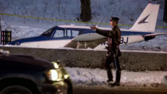 avião pousa em estrada | BBC