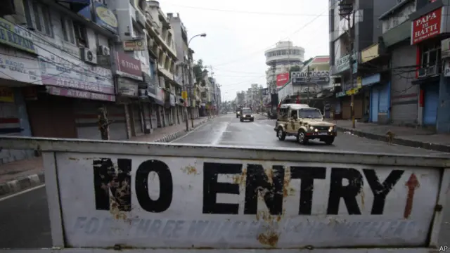 श्रीनगर में लगा कर्फ्यू