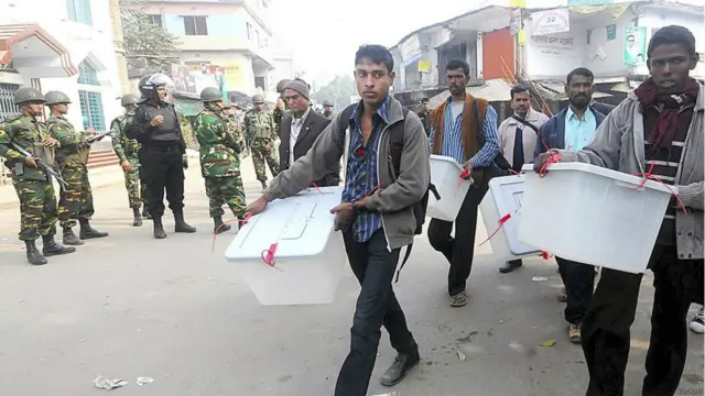 بنگلہ دیش میں اتوار کو متنازع عام انتخابات کے موقع پر اپوزیشن جماعتوں کے حامیوں اور پولیس میں تصادم کے واقعات میں انتخابی عملے کے ایک رکن سمیت 11 افراد ہلاک ہوئے ہیں۔