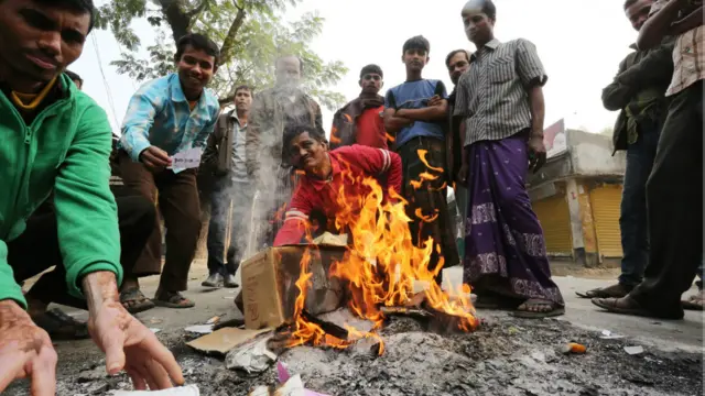 پولنگ سے ایک دن قبل بنگلہ دیش میں کم از کم 100 پولنگ سٹیشنوں کو نذرِ آتش کیا گیا جب کہ انتخابات سے قبل چند ہفتوں میں پیش آنے والے پرتشدد واقعات میں کم از کم 100 افراد ہلاک ہوئے ہیں۔