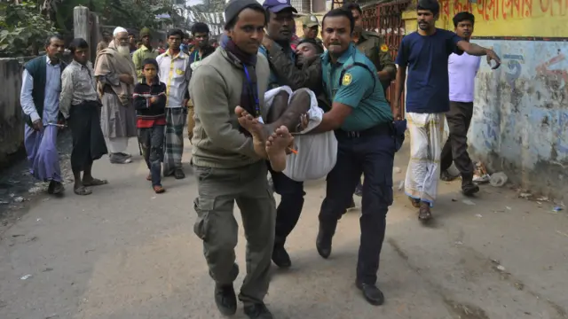 اپوزیشن نے اس الیکشن کو ’شرمناک‘ قرار دیا ہے۔ ان کے بائیکاٹ کی وجہ سے اگرچہ وزیرِاعظم شیخ حسینہ واجد کی عوامی لیگ الیکشن میں باآسانی فتح حاصل کر لے گی لیکن انتخابات کی قانونی حیثیت پر سوال اٹھ کھڑے ہوئے ہیں۔