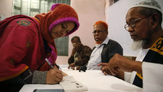 ملک کے دسویں عام انتخابات کے لیے پولنگ اتوار کی صبح آٹھ بجے سے شام چار بجے تک ہوئی۔