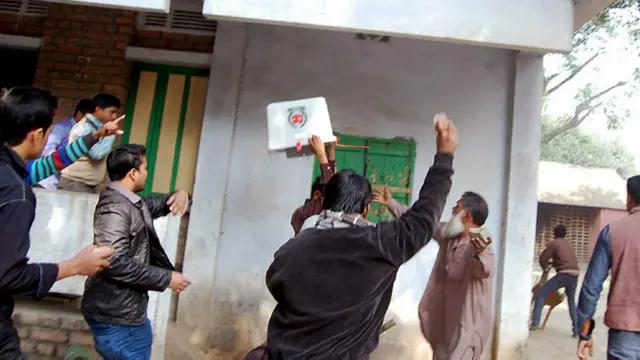 بنگلہ دیش کی حزبِ مخالف کی بڑی جماعت بنگلہ دیش نیشنل پارٹی سمیت 20 جماعتوں نے ان انتخابات کا بائیکاٹ کیا۔