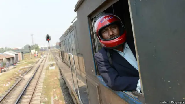 हेलमेट पहना हुआ ट्रेन का ड्राइवर, बांग्लादेश