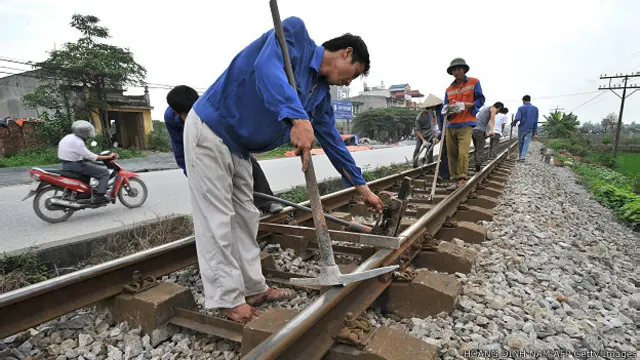 Nhân viên sửa đường sắt trên tuyến Bắc - Nam