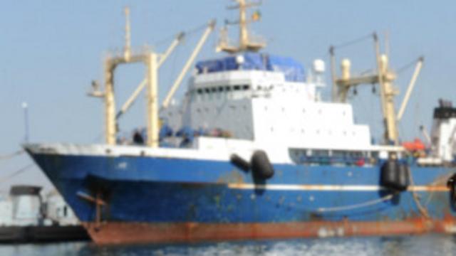 Le chalutier russe arraisonné Oleg Naydenov à quai dans le port de Dakar.
