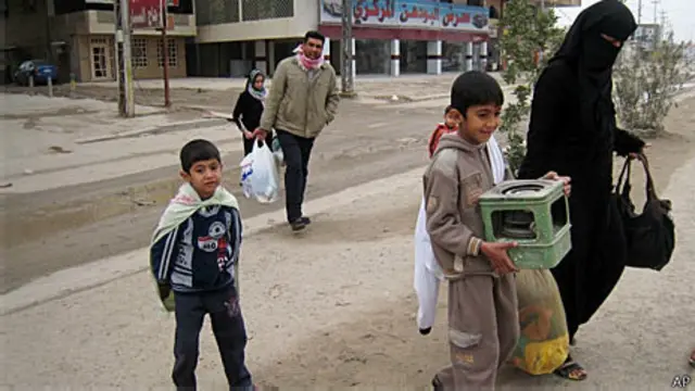 Moradores deixam suas casas em Fallujah (AP)